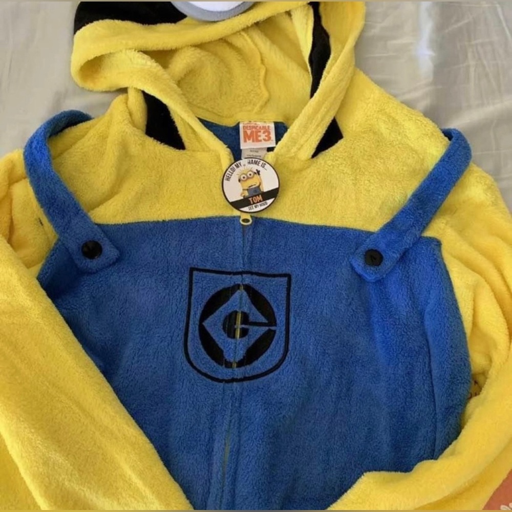 Cute brand new Halloween Minions costume.  1 unisex body suits size M.
